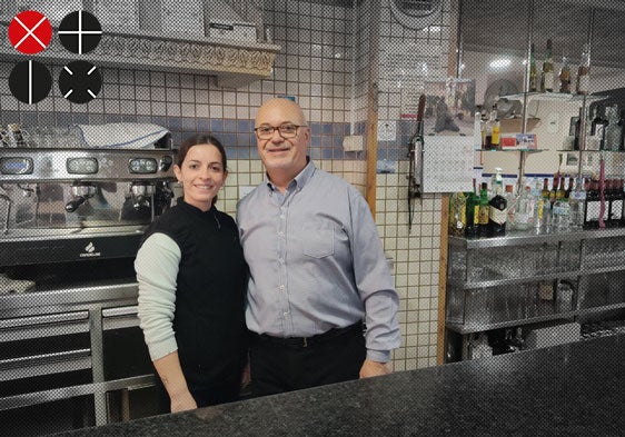 Pepe junto a una de las cocineras.