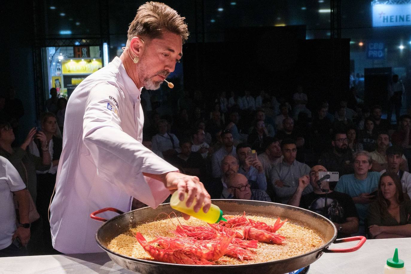 Edu Torres, cocinando un arroz.