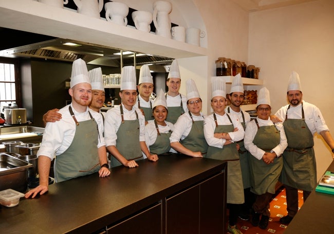 El equipo de cocina, liderado por Begoña y David, todos con gorro alto.