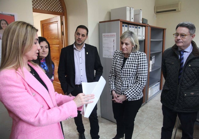 La consellera de Justicia, el secretario autonómico y la directora general, junto al alcalde de Ondara y la juez de paz.