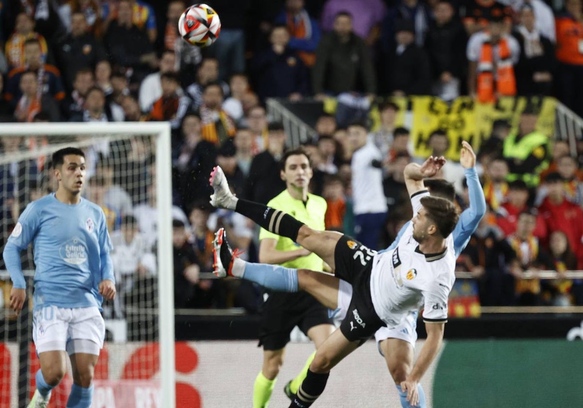 De Burgos Bengoetxea observa uno de los lances del Valencia-Celta de este miércoles.