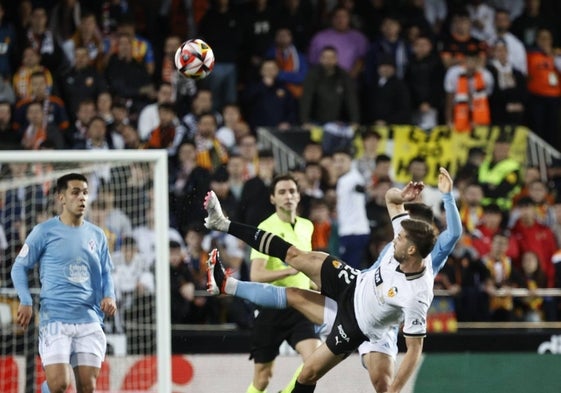 De Burgos Bengoetxea observa uno de los lances del Valencia-Celta de este miércoles.