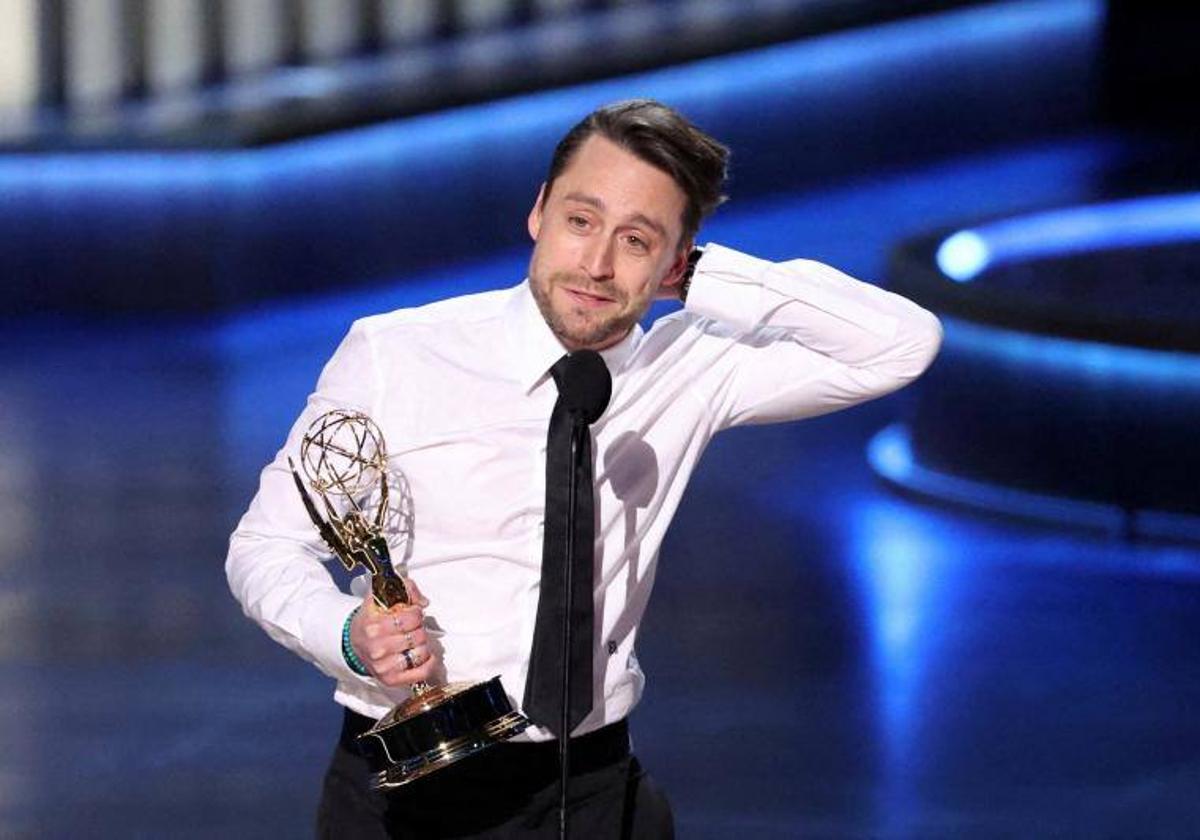 Kieran Culkin al recoger el Emmy en Los Angeles.