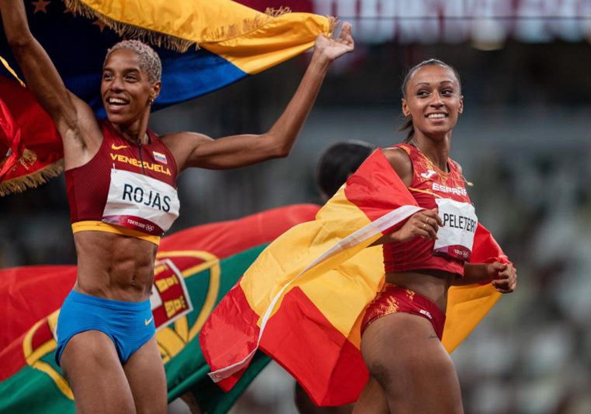 Peleteiro, a la derecha de la plusmarquista mundial, Yulimar Rojas, cuando fue bronce olímpico.