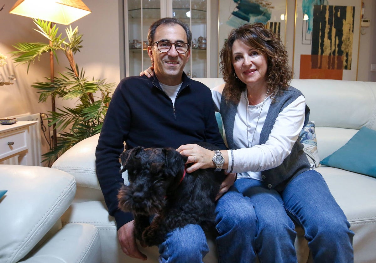 Alejandro, paciente de alzhéimer de inicio temprano, con su mujer Rosa.