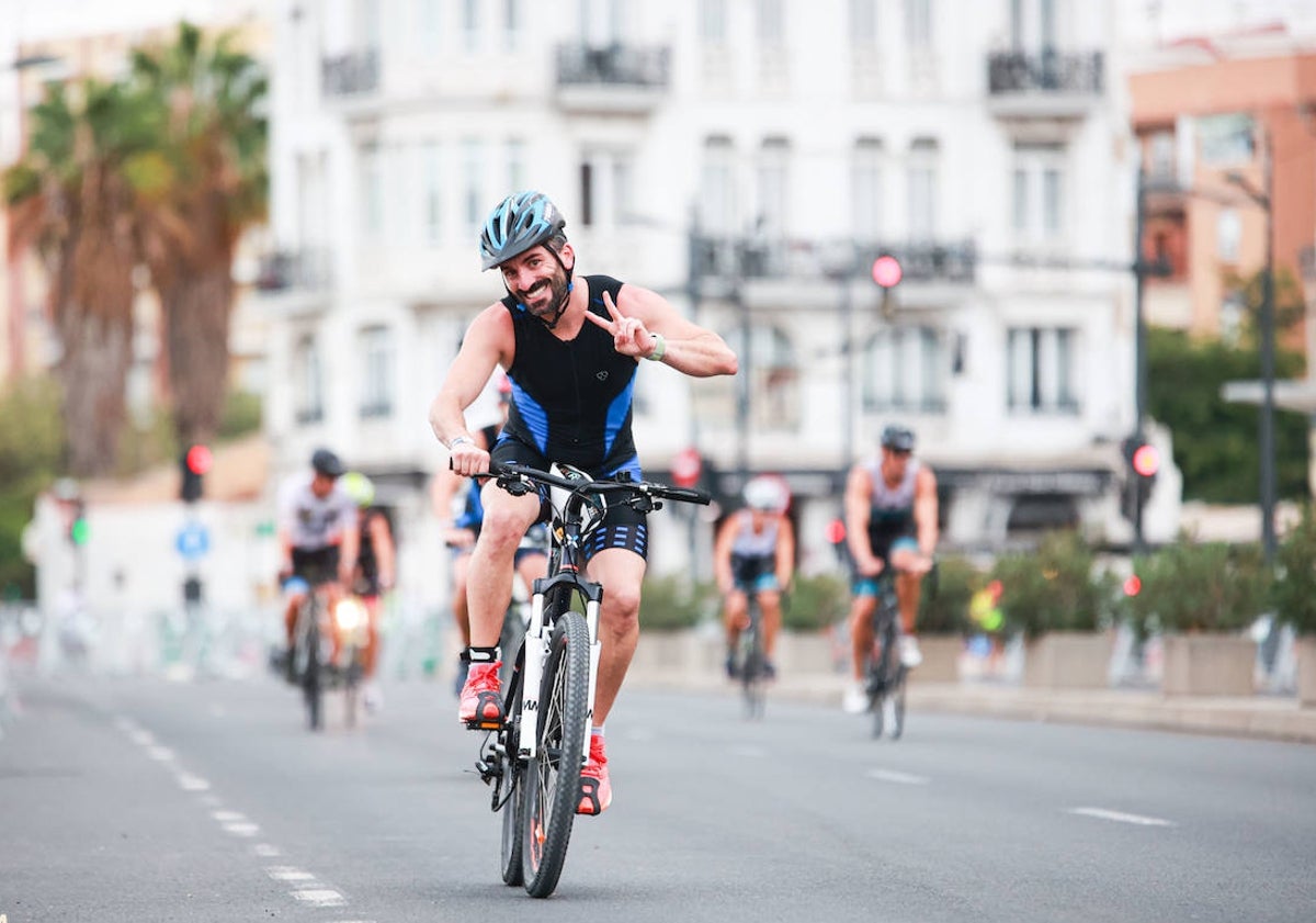 Imagen principal - Imágenes de participantes en el Valencia Triatlón.