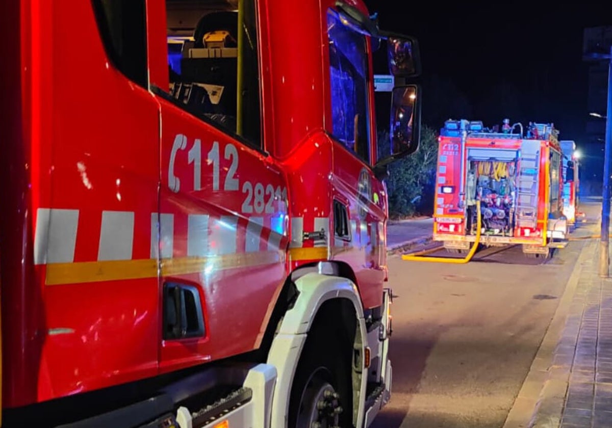 Imagen de archivo de dos camiones de bomberos.