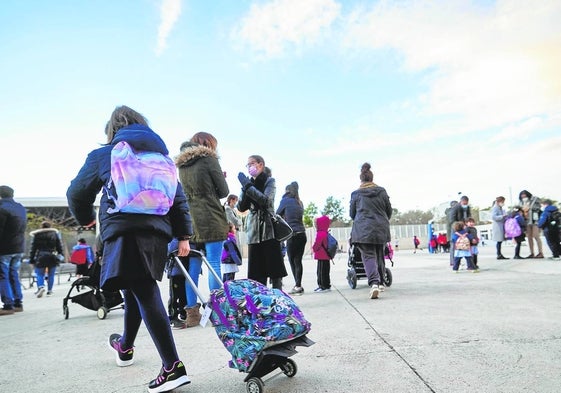 Alumnos y familias entrando a un colegio concertado de Valencia.