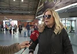 Bárbara Rey atiende a los medios de comunicación.