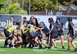 Una acción de un partido de rugby femenino.