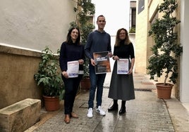 La presidenta y el tesorero de la Comisión de Fogueres junto a la edil de Fiestas.