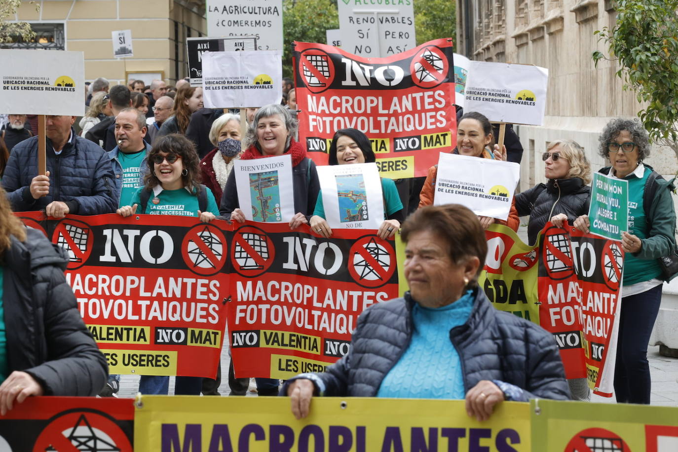 Manifestación multitudinaria contra el modelo actual de implantación de las energías renovables en Valencia