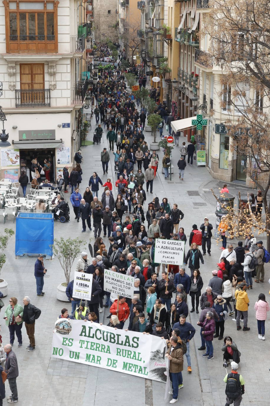 Manifestación multitudinaria contra el modelo actual de implantación de las energías renovables en Valencia