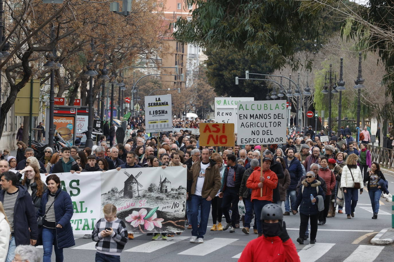 Manifestación multitudinaria contra el modelo actual de implantación de las energías renovables en Valencia