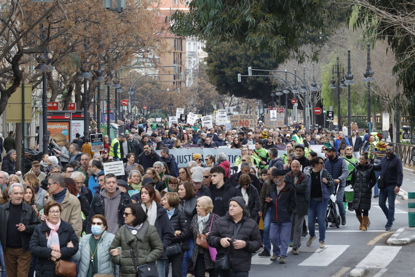 Manifestación multitudinaria contra el modelo actual de implantación de las energías renovables en Valencia