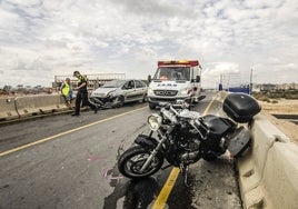 Un accidente con una moto implicada ocurrido en Alicante, en una imagen de archivo.