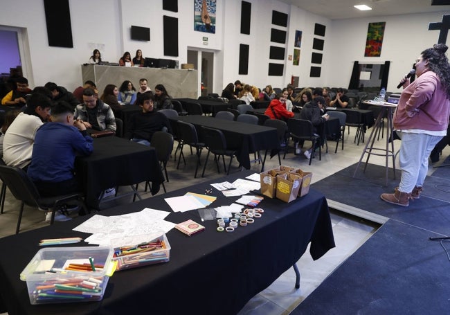 Varios jóvenes participan en un encuentro de la Iglesia Evangélica, el viernes, en Alboraya.