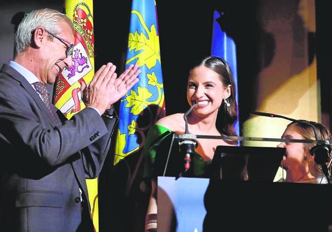 El edil de Fallas, Santiago Ballester, junto a las falleras mayores de Valencia 2024.