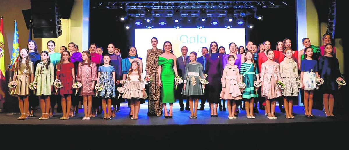 María Estela Arlandis y Marina García, junto a sus cortes y representantes de Alicante y Castellón.