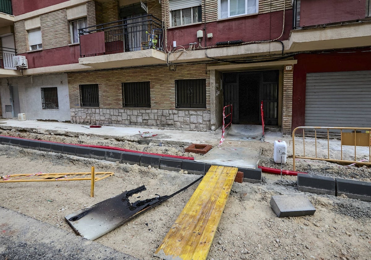 Imagen principal - Fachada de la vivienda siniestrada, bomberos en el lugar y la puerta de la casa donde fue hallada sin vida la niña.