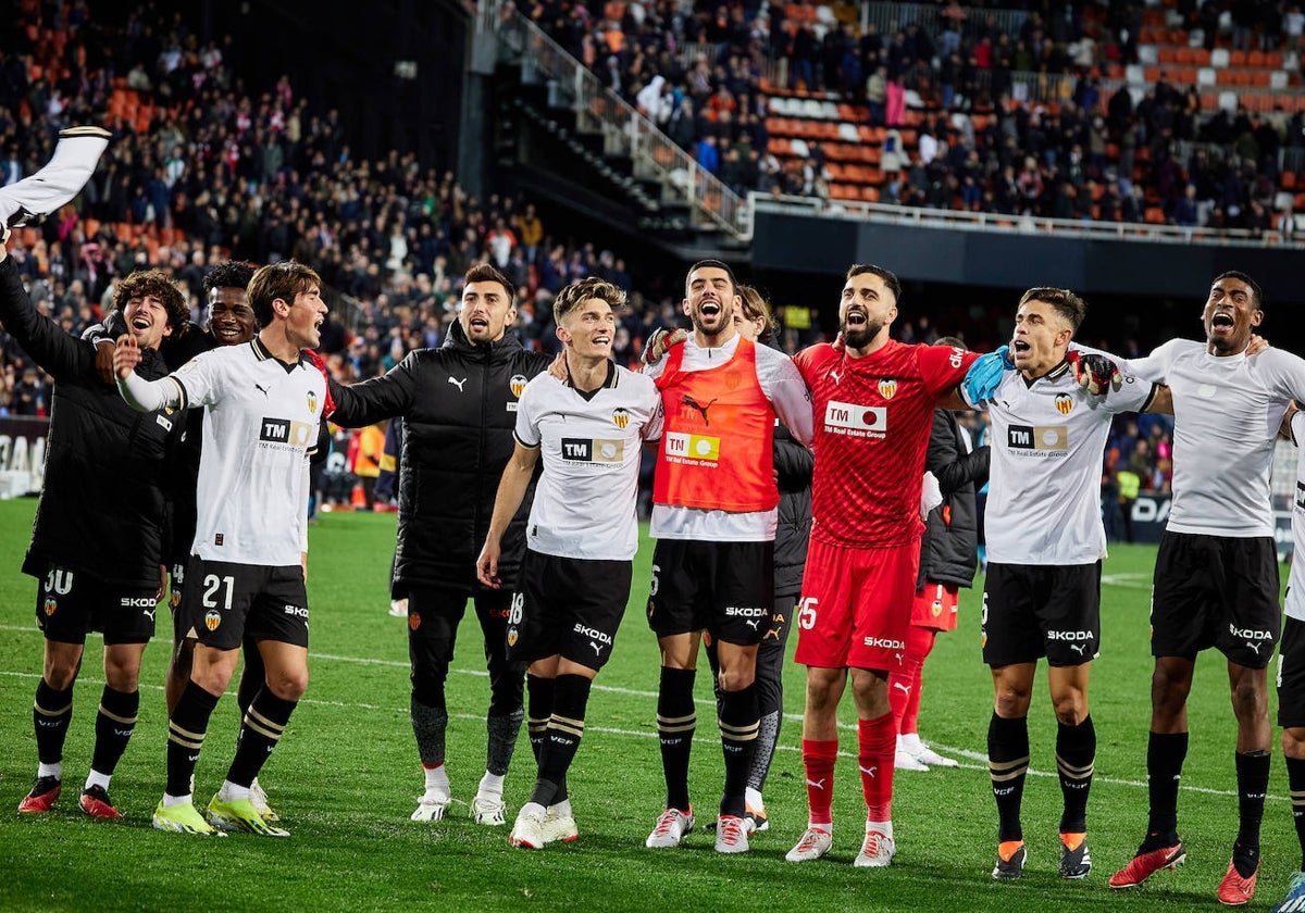 Los jugadores del Valencia celebran con la grada la victoria ante el Athletic en Mestalla.