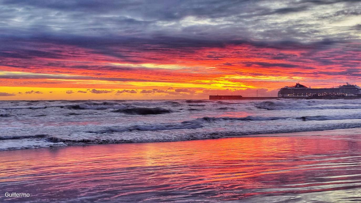 Las obras de Guillermo Sánchez, el valenciano que retrata cada amanecer en la Malvarrosa