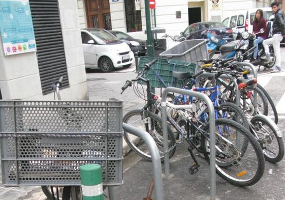 Una bicicleta abandonada en las calles de Valencia.