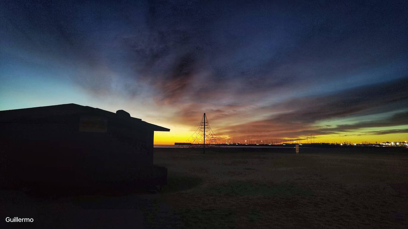 Las obras de Guillermo Sánchez, el valenciano que retrata cada amanecer en la Malvarrosa