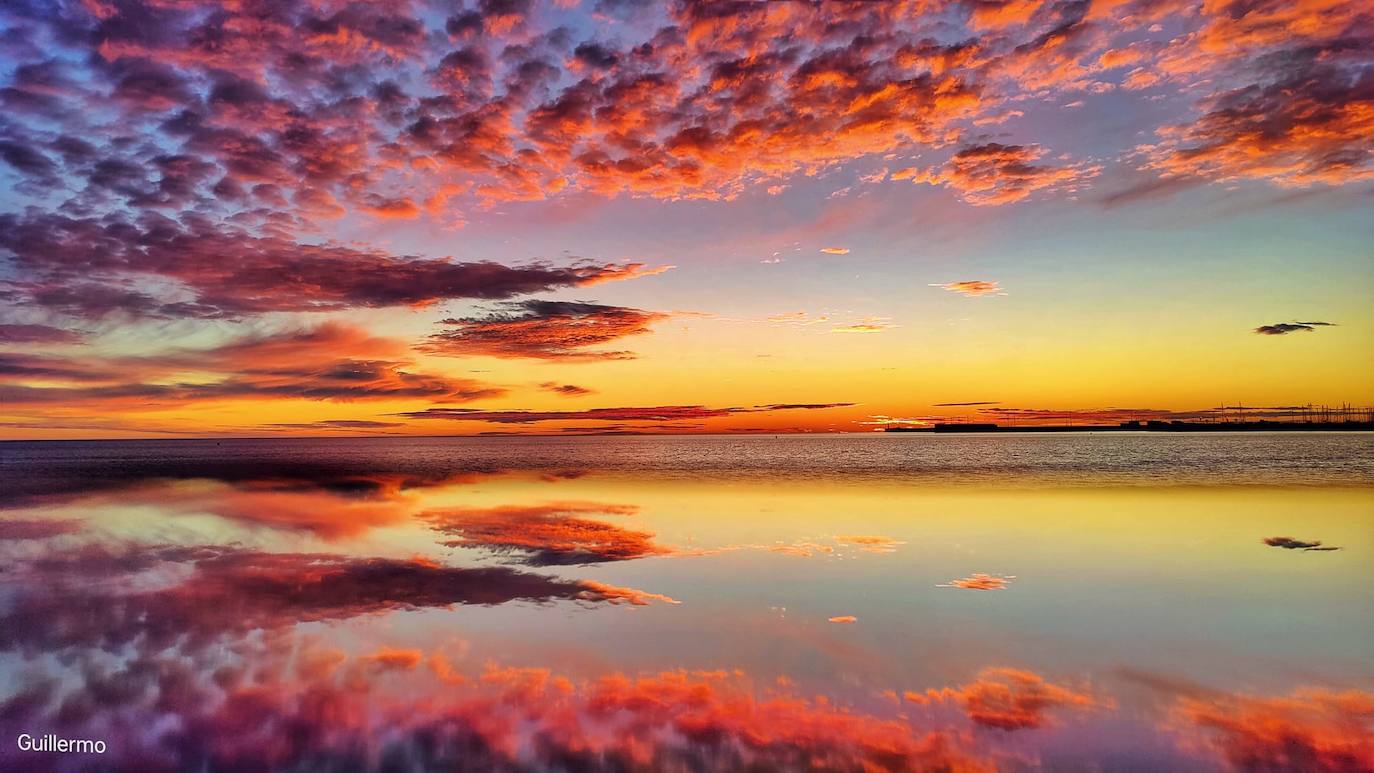 Las obras de Guillermo Sánchez, el valenciano que retrata cada amanecer en la Malvarrosa