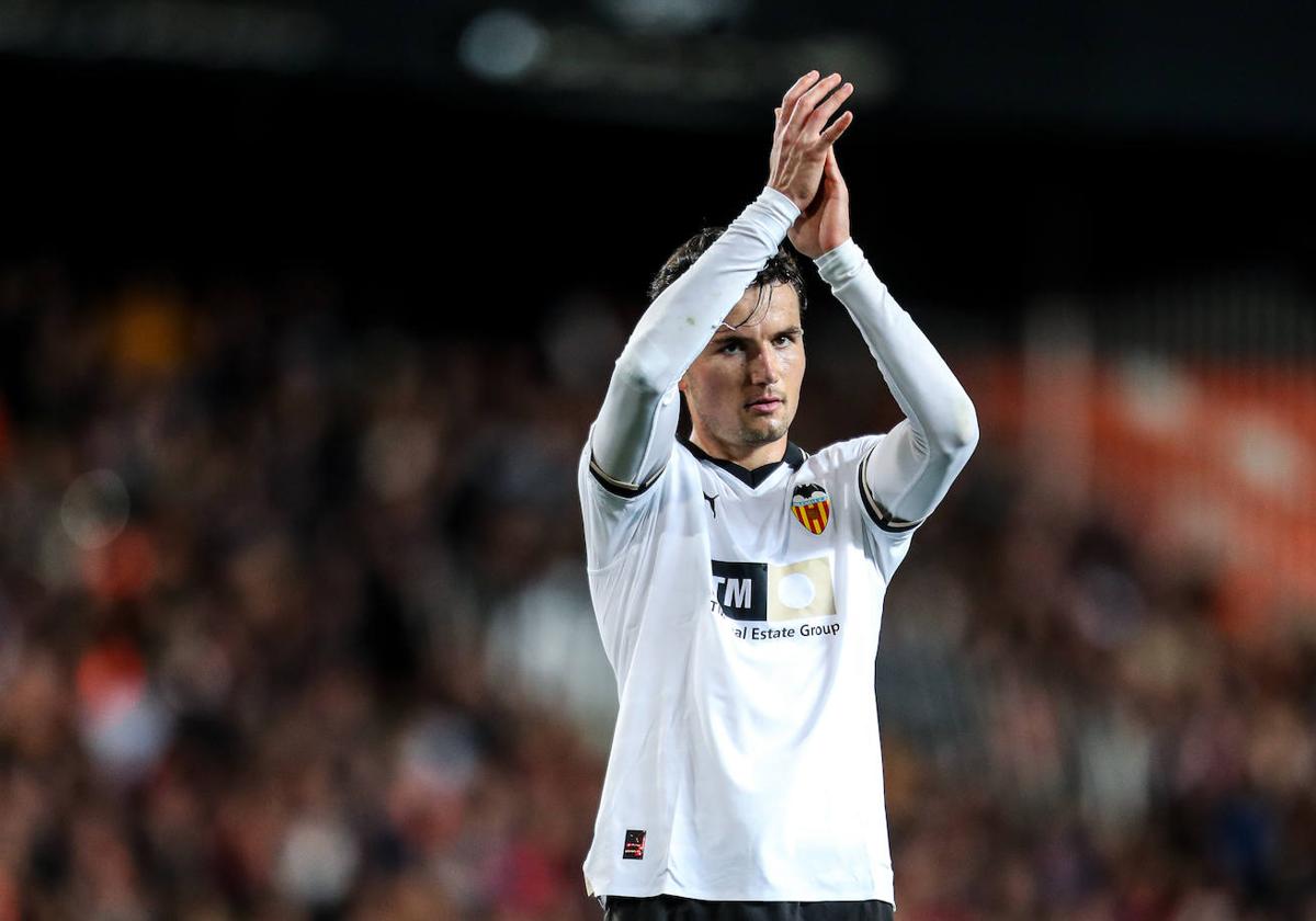 Hugo Guillamón, aplaudiendo, durante la victoria del Valencia ante el Athletic del sábado.