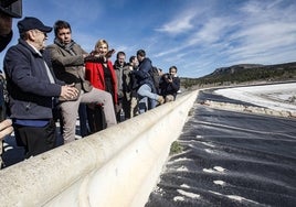 El presidente Mazón, junto con la consellera Pradas, visitan las obras del embalse de El Toscar.