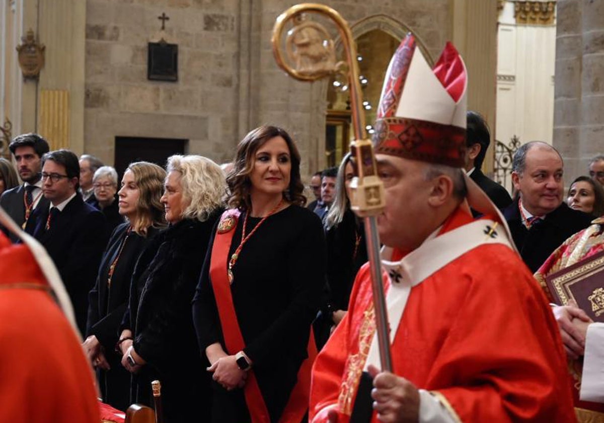 La alcaldesa Catalá, en un momento de la misa de este lunes.