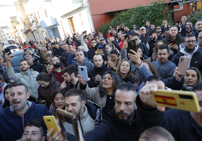 Cientos de vecinos, reunidos antes la casa.