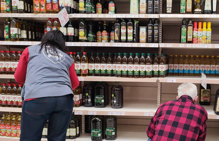 Botellas de aceite en un supermercado.