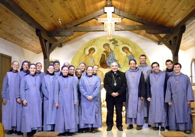 El arzobispo con los hermanitos y hermanitas en el encuentro de este fin de semana.