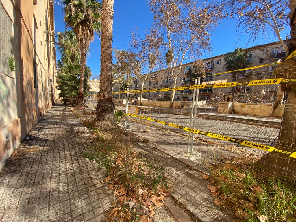 Fotos de las obras en la plaza 7 de octubre de Valencia, en las Casitas Rosa