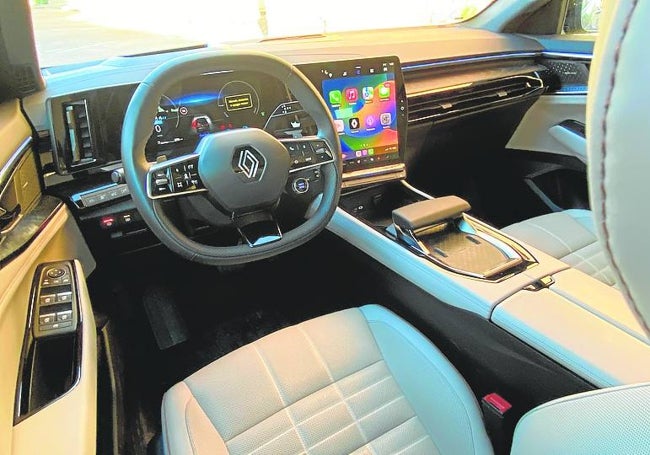 Fantástico interior con calidad y diseño de coche premium.