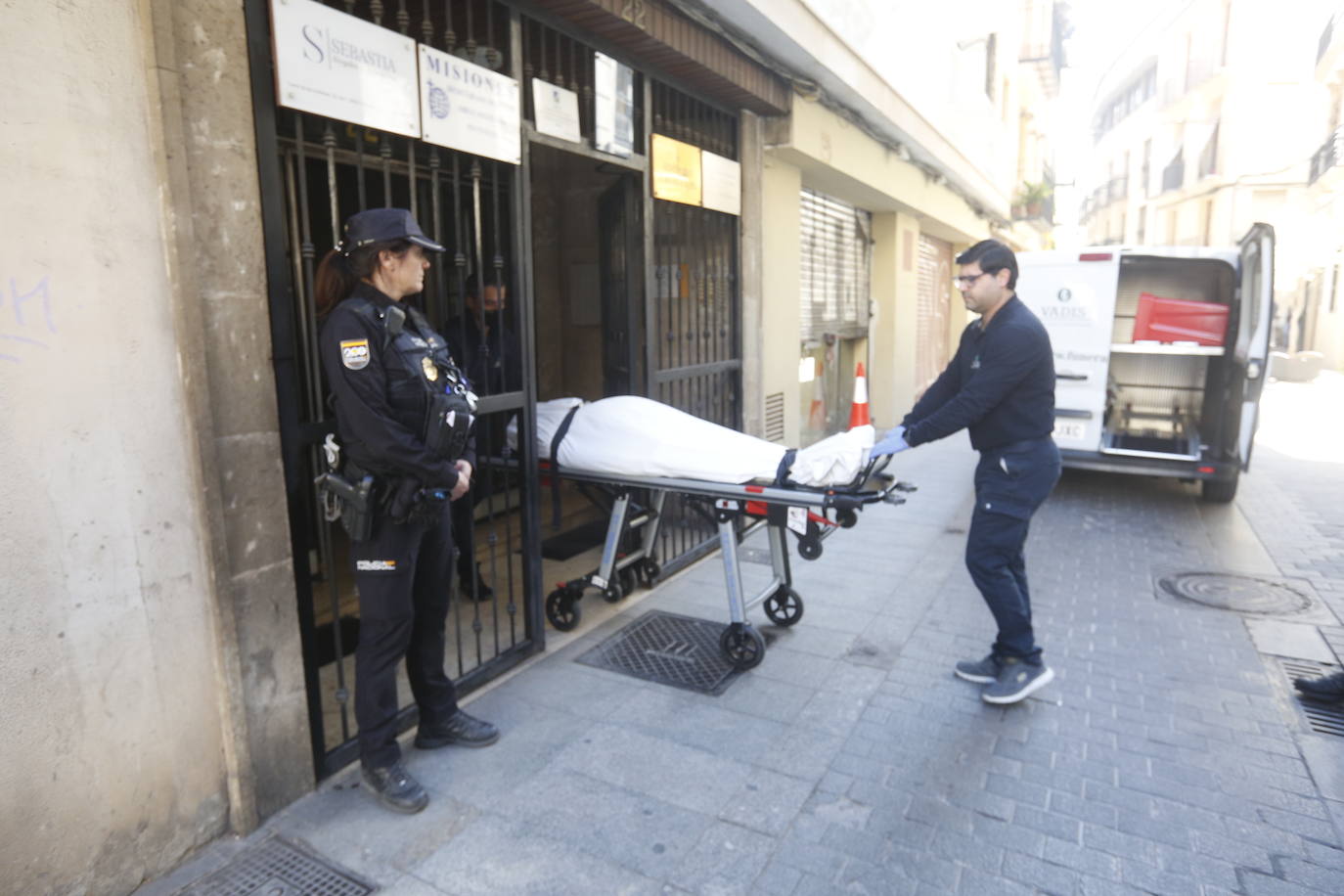 Fotos: un canónigo de la Catedral de Valencia aparece muerto con signos de violencia