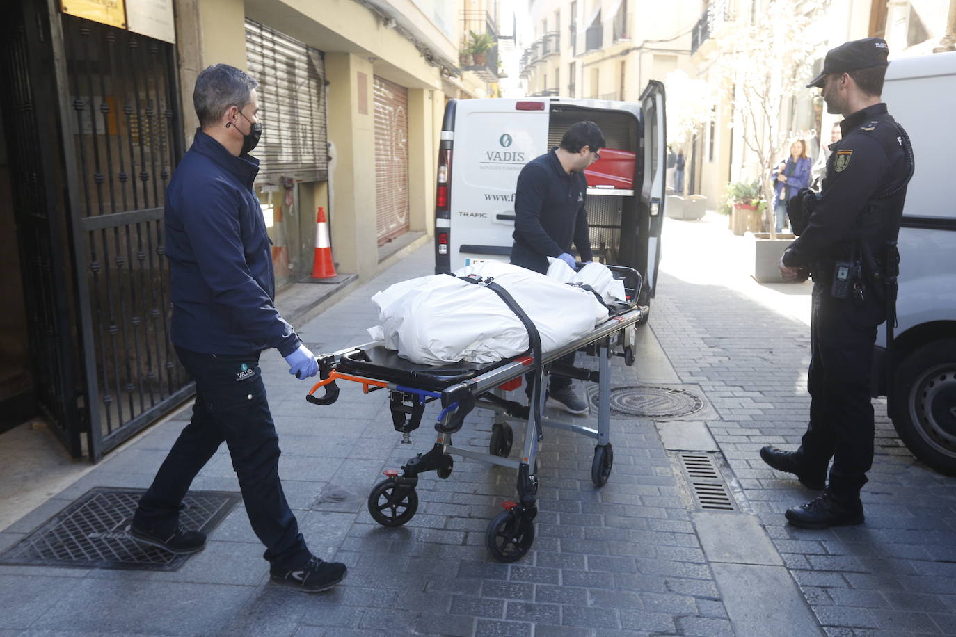 Fotos: un canónigo de la Catedral de Valencia aparece muerto con signos de violencia