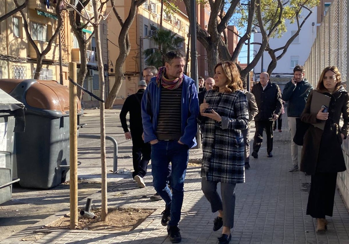 La alcaldesa de Valencia, María José Catalá, junto al portavoz vecinal de Amics de la Malva, Pau Díaz.