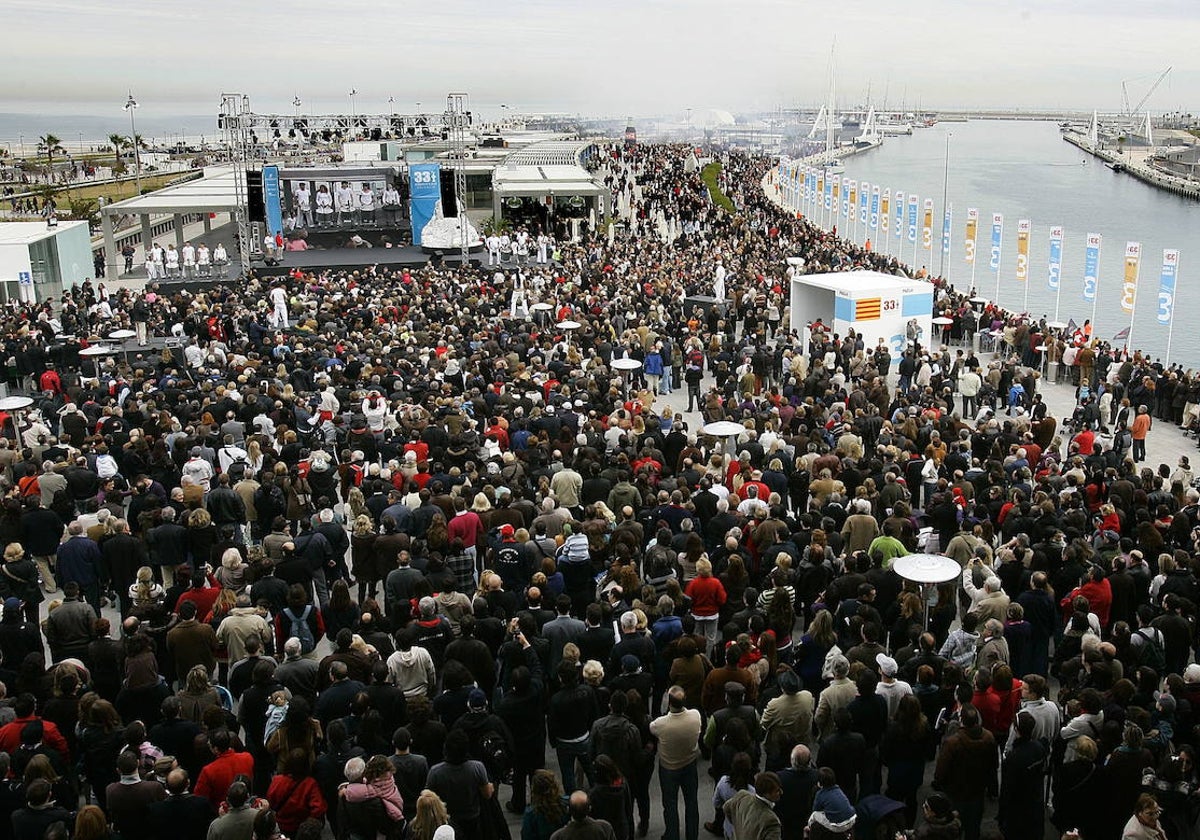 Llenazo en la Marina de Valencia para la inauguración de la 33 Copa América en 2010.