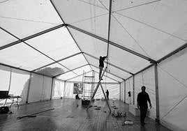 Montaje de una carpa,. en una calle de Valencia.