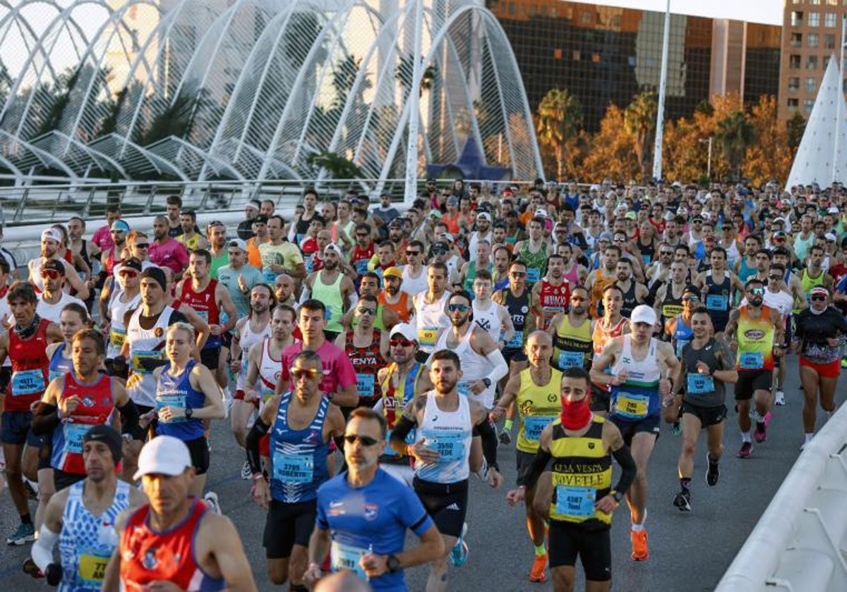 Corredores completan los primeros metros del Maratón de Valencia de 2023.