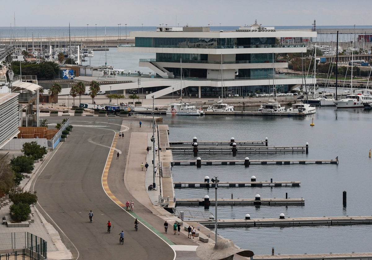 Instalaciones de La Marina de Valencia con el edificio Veles e Vents al fondo.