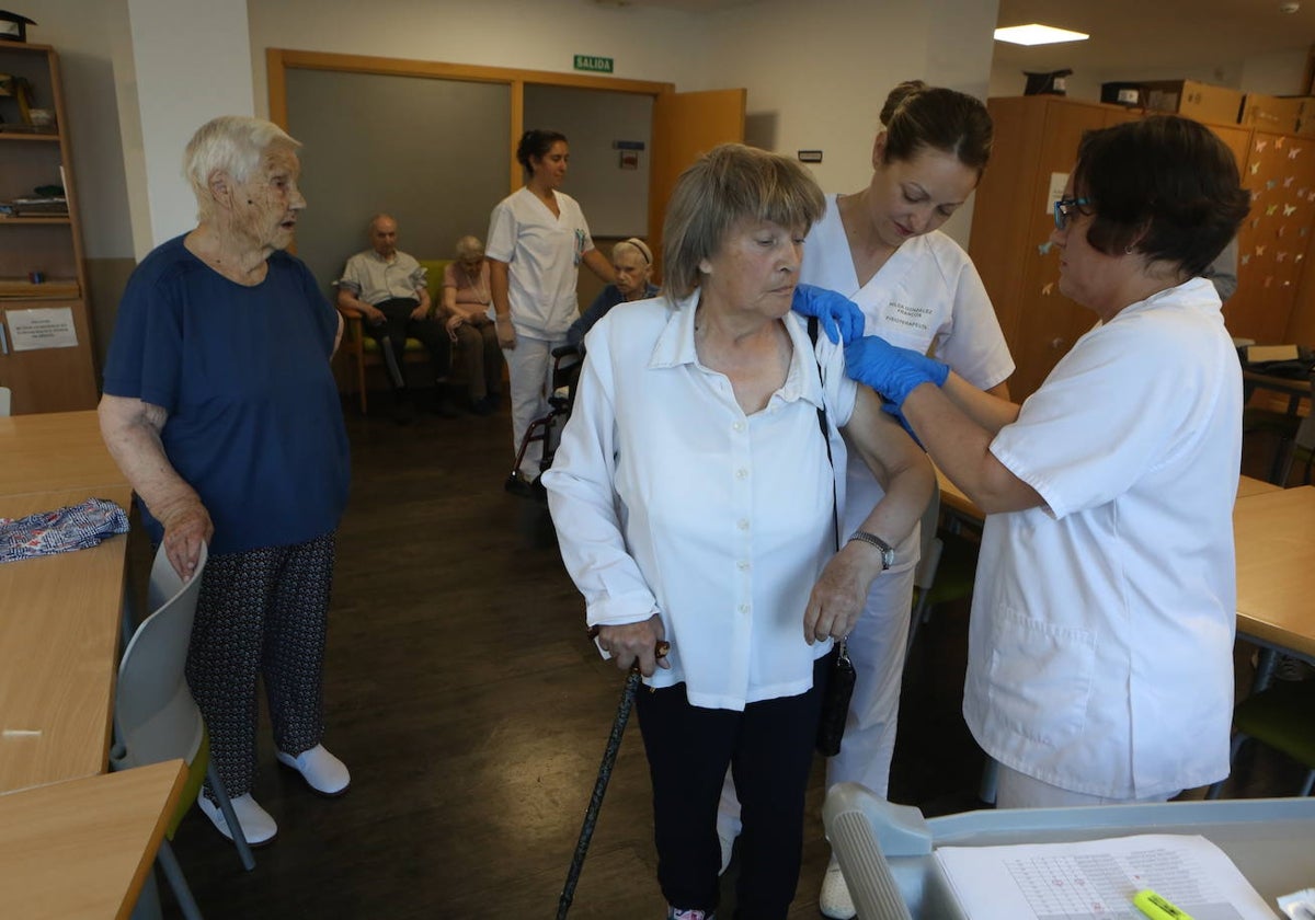 Vacunación de ciudadanos frente a la gripe y el Covid.