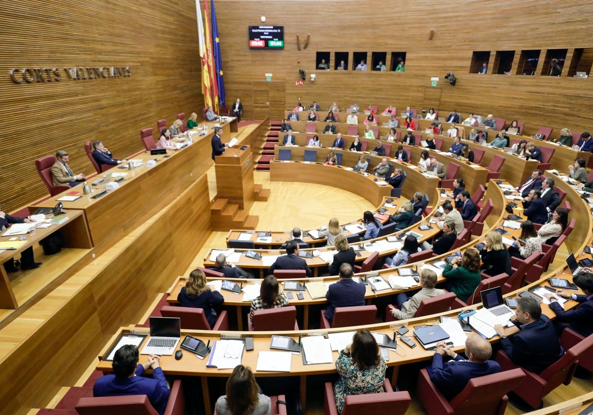 Vista panorámica del hemiciclo de Les Corts durante un pleno.