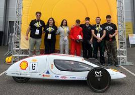 Integrantes del equipo con el prototipo que competirá en Francia.