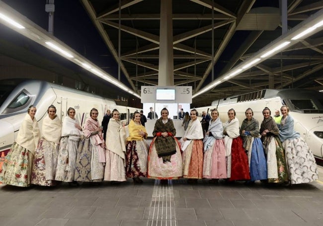 María Estela y su corte, antes de subir al tren.