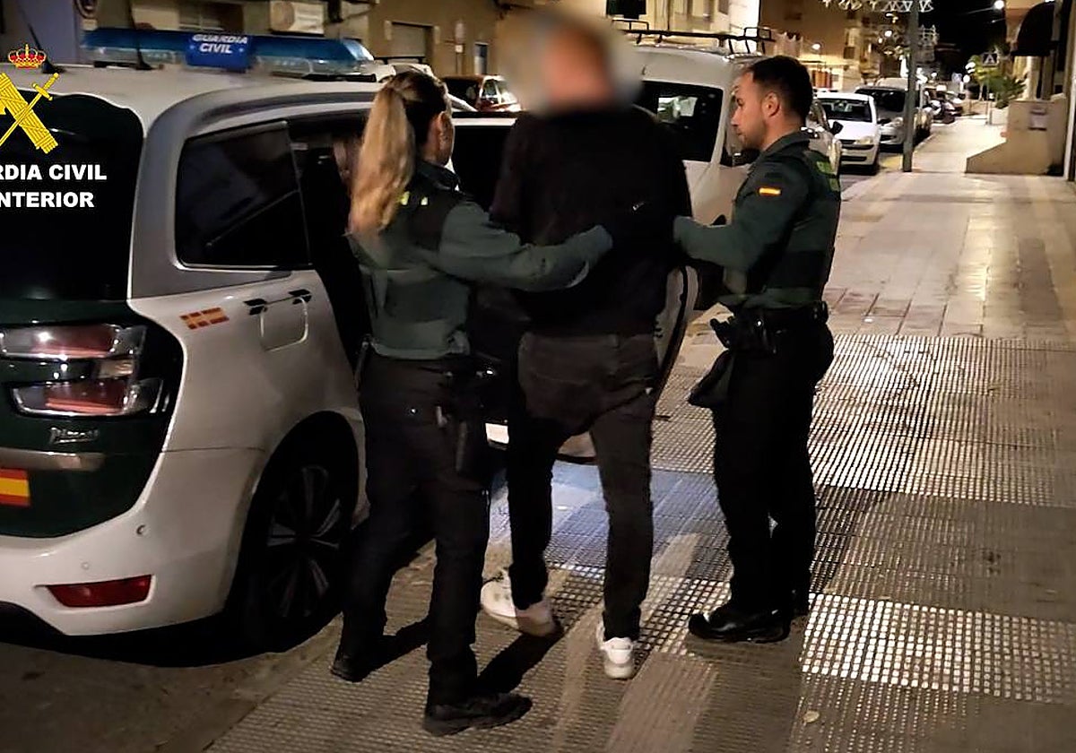 El fugitivo irlandés al ser detenido en Teulada.