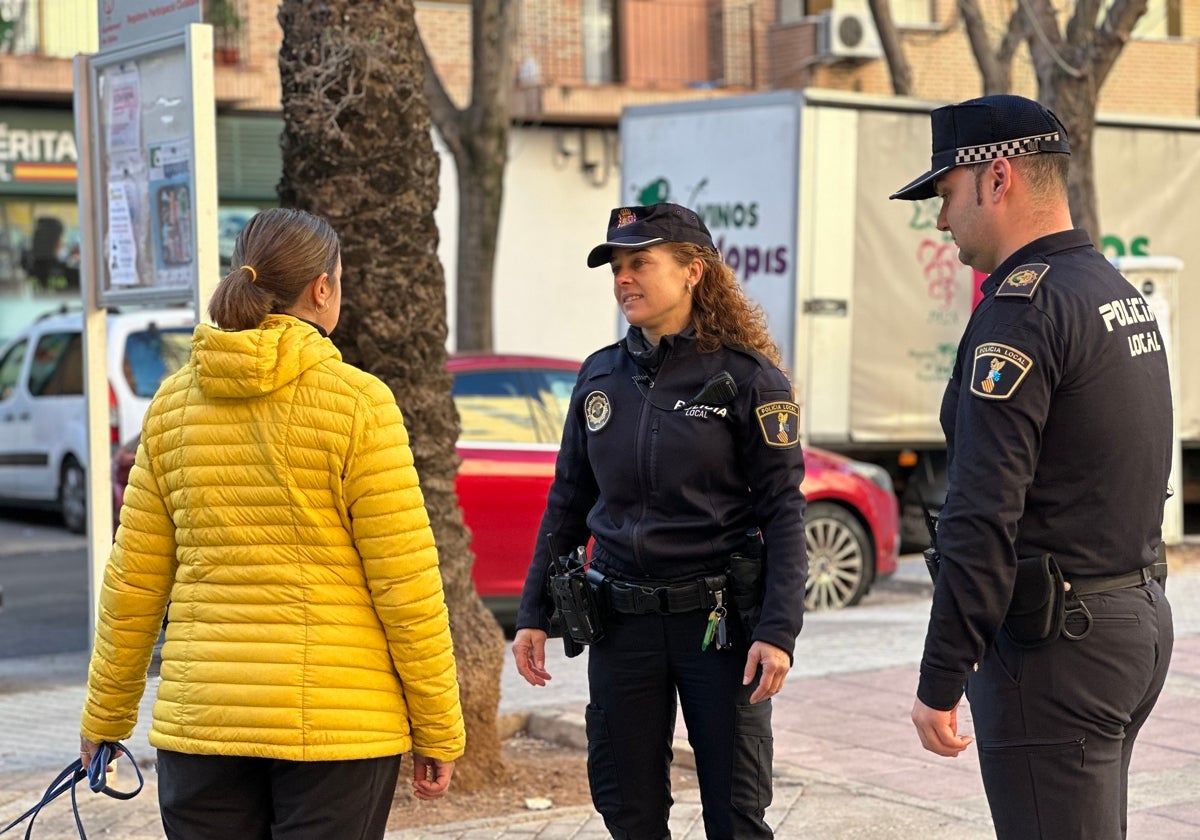 Dos agentes hablan con una vecina.